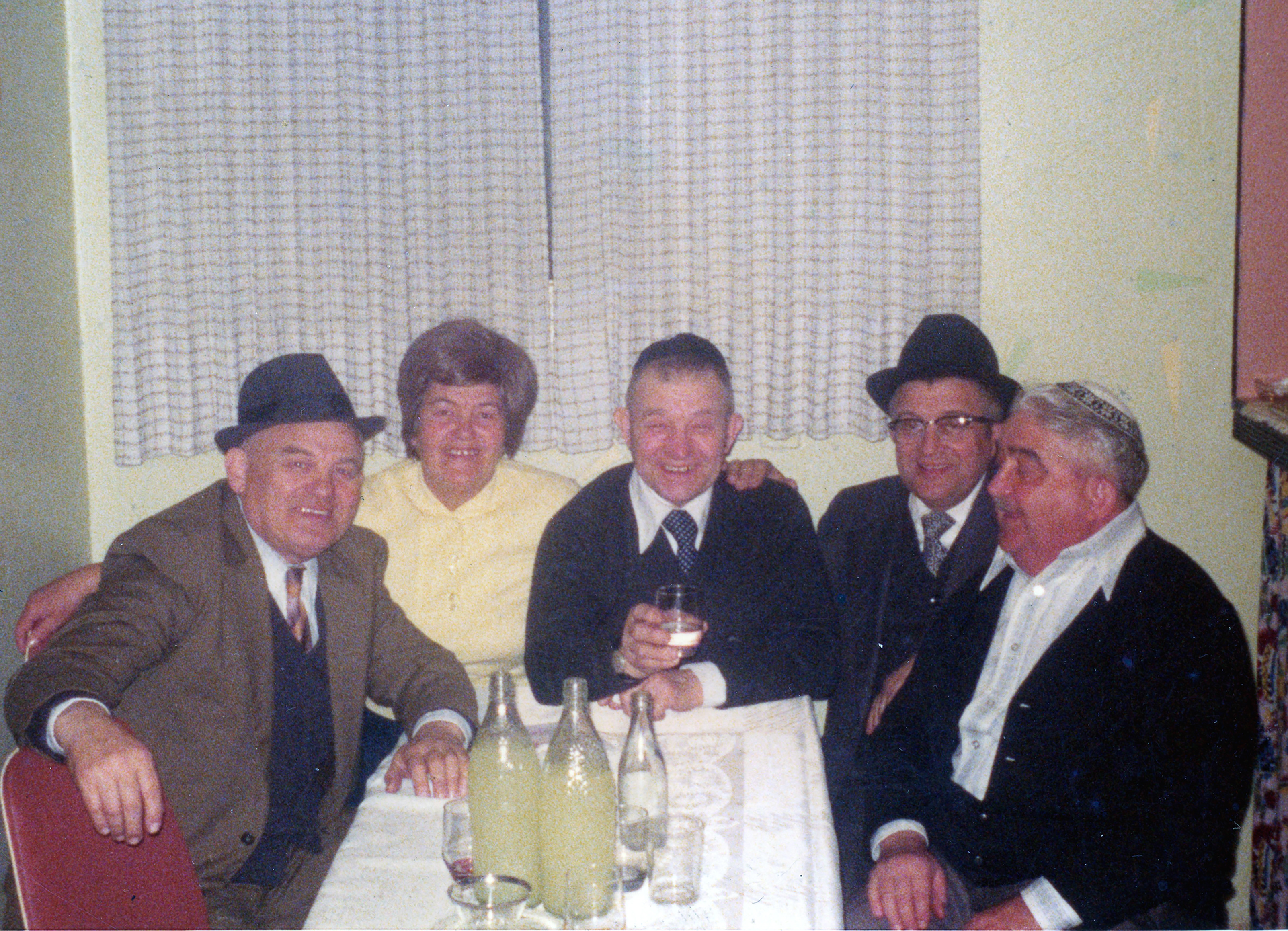  Issac, Baabi, Lipa, Shiku and Shloyme. (L-R) 