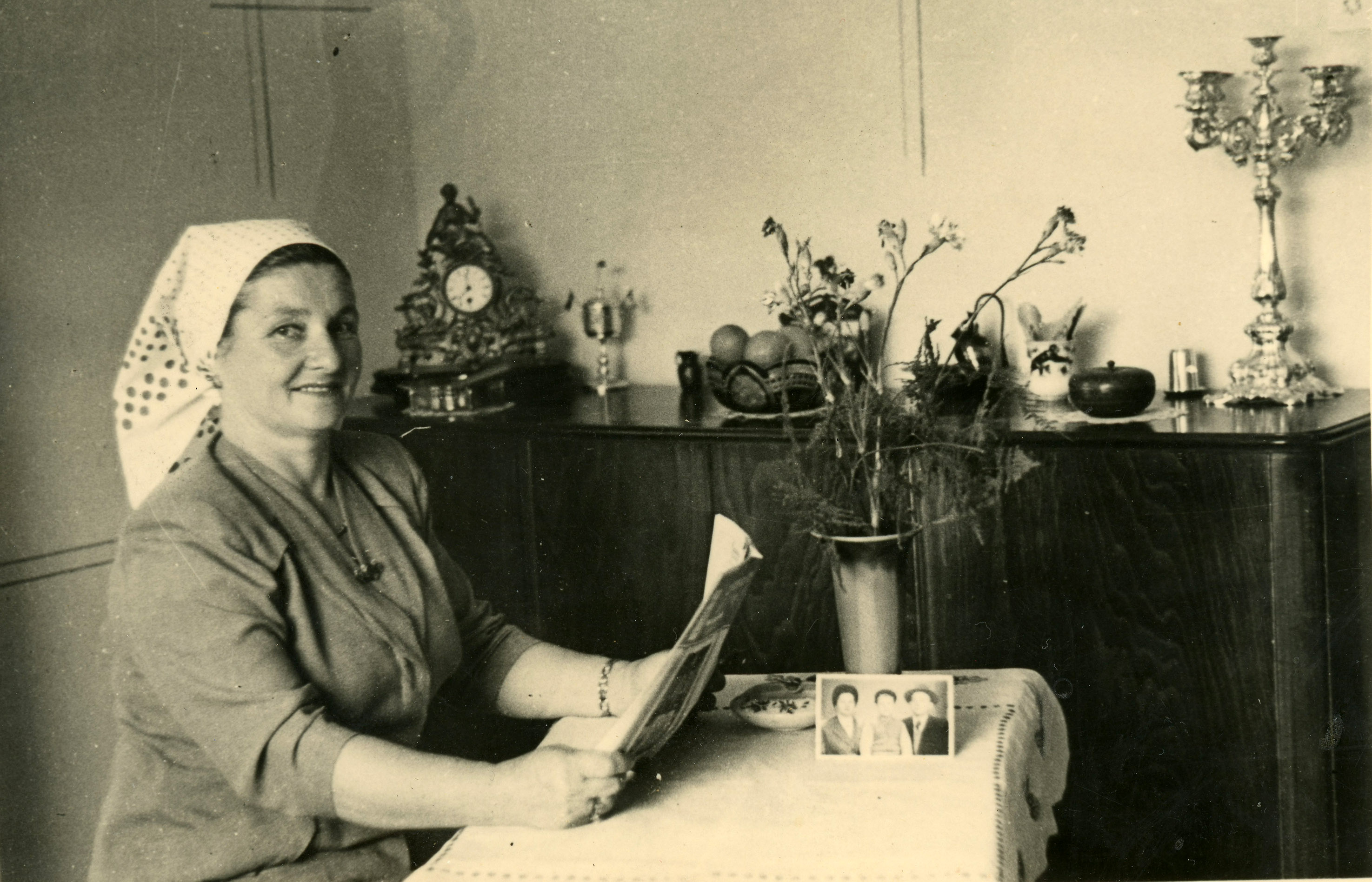  Sura Katz at the home on 13 Rechov Salomon 